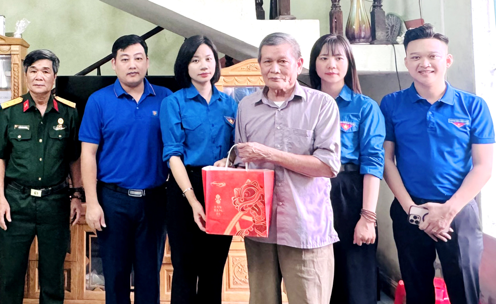Đoàn viên thanh niên Đoàn Khối cơ quan và doanh nghiệp tỉnh thăm và tặng quà gia đình ông Nguyễn Chí Lân, nạn nhân chất độc da cam/Dioxin tại phường Minh Tân, thành phố Yên Bái.
